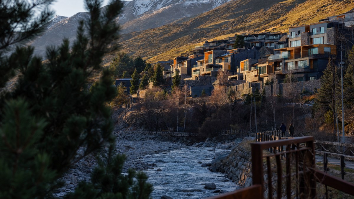 Edificios residenciales modernos en la ladera de una montaña de Andorra, vistos desde el valle