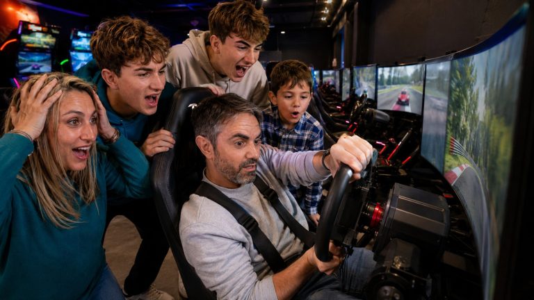 La Guarida Gaming, la tienda de MikelTube en Andorra: simuladores, gachapones y eventos