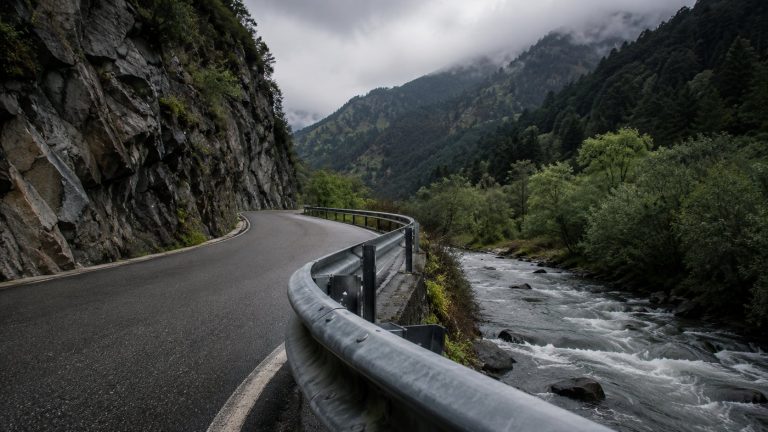 Un coche se sale de la vía en Arinsal y cae al río: lo que se sabe