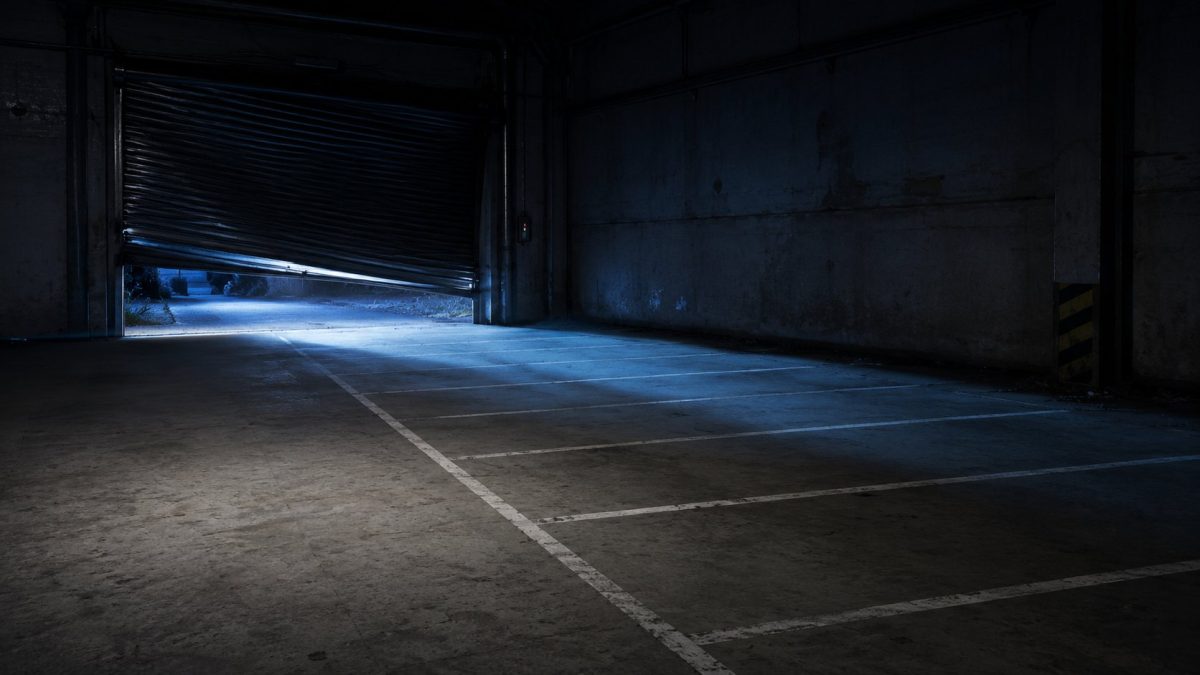 Plazas vacías y persiana forzada en una nave industrial de Andorra tras el robo de cuatro coches