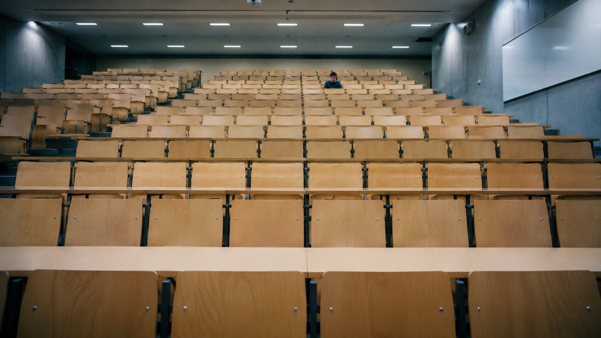 Aula universitaria vacía con un solo alumno, la caída de matrícula en Andorra